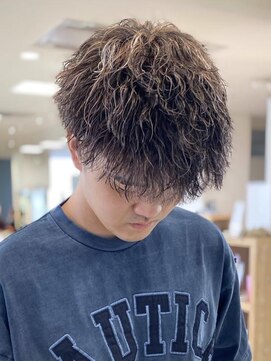 シャルムバイケンジ(Charm.by KENJE) メンズパーマ波巻きツイストスパイラル刈り上げセンターパート