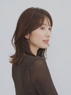 抜け感ブラウン×ミディアムレイヤー