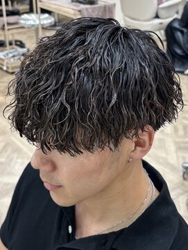 ボンドストーリールミエール(Bond Story lumiere) ツイストスパイラル縦落ちパーマラウンドマッシュ眉毛刈り上げ