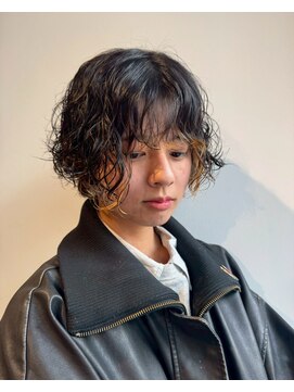 ギネス(Giness) ニュアンスパーマ×インナーカラーデザインショート