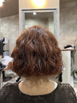 ハコ(H.A.Co) 強めパーマ+オレンジカラー+ぱっつん前髪で個性派さんです。