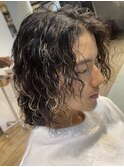 ツイストスパイラルパーマセンターパートツーブロック刈り上げ