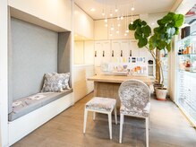 フレッシュサラダ 北坂戸本店の雰囲気(白を基調としたオシャレな店内で落ち着いた雰囲気)