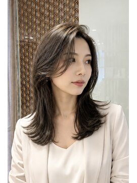 オアシスアヴェダ ザ・ペニンシュラ東京(OASIS AVEDA) セミロング大人レイヤー・オリーブグレージュ・長め前髪20代30代