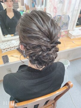 ねじりアップ（ヘアセット専門店アチーブ）