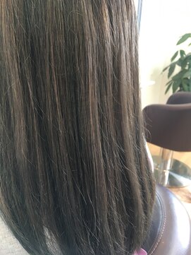 ラキ(laki) 透け感グレージュカラー