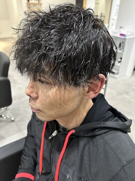 ヒュイル バイ ニアウ(Hwyl by Niau) メンズマッシュパーマ波巻スパイラルパーマニュアンスパーマ眉毛