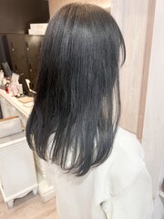 福山Caary透明感ダークブルーアッシュ艶髪内巻きミディアム