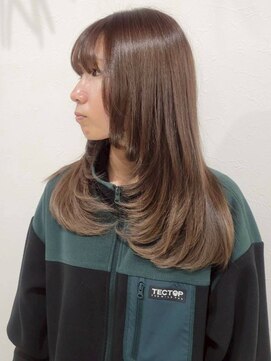 アッシュベージュ レイヤーカット 髪質改善 透明感カラー