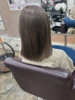 ムエベ(MUEBE)&nbsp;艶ベージュ×切りっぱなしミディ｜大人の透明感