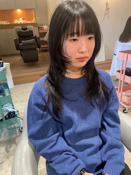 シー 岡崎(,SHE) 艶カラーでなめらかさが映える韓国風小顔レイヤーカット