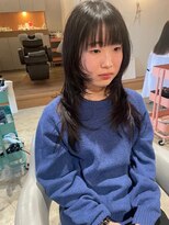 シー 岡崎(,SHE) 艶カラーでなめらかさが映える韓国風小顔レイヤーカット