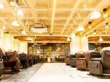 【広々とした空間と自然光の気持ちいいサロンです♪】[髪質改善/カラー/縮毛矯正/パーマ/学割U24/吉祥寺駅]