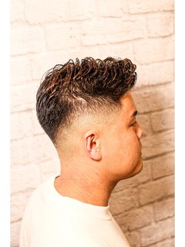 銀座マツナガ 新宿野村ビル店 スキンフェード×金メッシュ