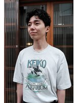 ノフ(knof)&nbsp;センターパートフェザーパーマニュアンスパーマメンズショート