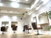 ヘアープロデュースオーブ(hair produce orb)の雰囲気（白を基調とした広く開放的な店内♪）