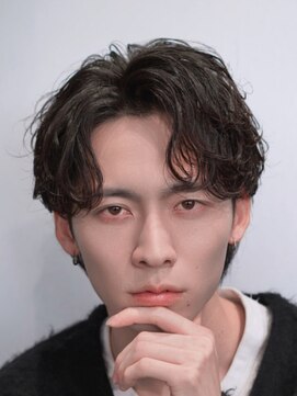 フィフス トウキョウ (fifth TOKYO) センターパートとも相性の良い自然な動きのルーズパーマ