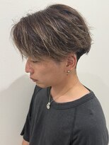 ヒュイル バイ ニアウ(Hwyl by Niau) センターパートパーマニュアンスパーマスパイラルパーマ刈り上げ