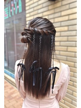 ノエ(Noe) 【くるみちゃんヘア×個性派三つ編みハーフアップ】