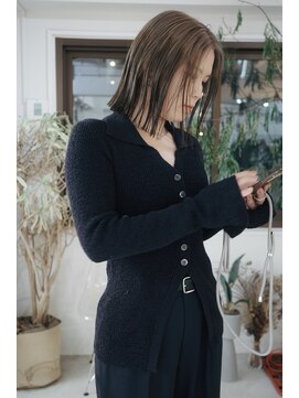 フェイヴィーズ(FavyS) 逆ルーツカラー切りっぱなしボブ