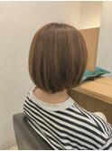 カットはショートボブ カラーはナチュラルベージュ