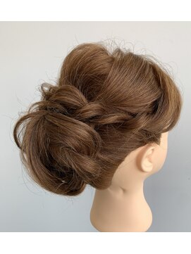 アヴソリューク(Absoluk) ツイストアレンジシニヨン