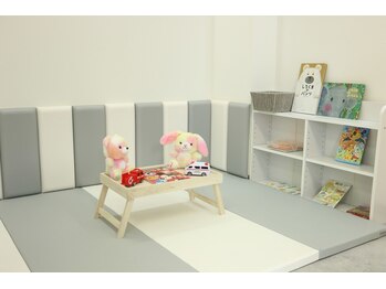 ルーストヘアー(Roost hair)の写真/【三篠】家族でおしゃれを楽しむ美容室。キッズルームを完備し、お子様と一緒におしゃれを楽しめる！