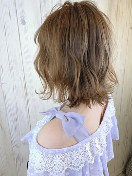 シェルター バイ トウキョウ(Shelter by TOKYO) ミルクティーベージュの外ハネミディ