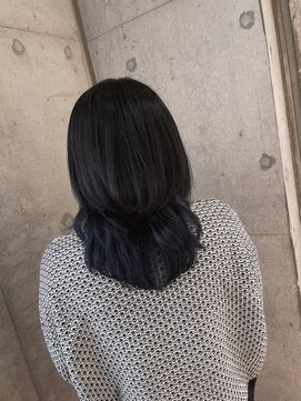 リビンバイアフロート(Livin by afloat) ウルフカット　ブリーチ　インナーカラー　ブルー