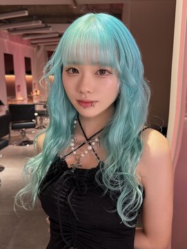 ダズリングディア(Dazzling Deer) 水色／エメラルドグリーンカラー／ロング／巻き髪スタイル／