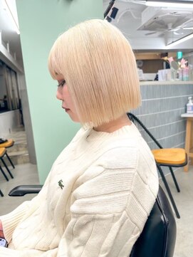 ヒビヲ 天神警固(HIBIO) ショートボブ切りっぱなしボブタッセルボブブリーチダブルカラー