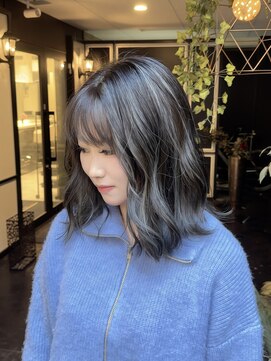 シファー(～Cifer) 【新丸子】大人ミディアムシルバーハイライト重ためボブ