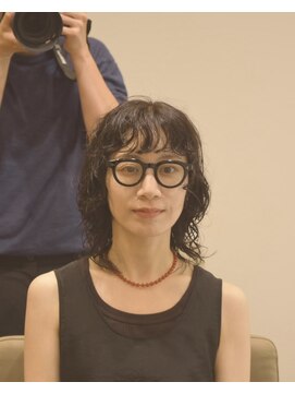 ステム(stem) 髪が多い方でもゆるく縦に落ちるパーマスタイル