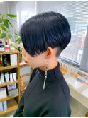 刈り上げショート、ネイビーカラー、ブルーブラック、前下がり