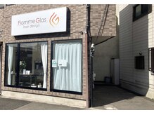 フラムグラス(Flamme Glas)の雰囲気（白い看板が目印♪店舗横に駐車場あります）