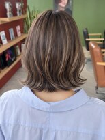 トリッカ 葉山(tricca) さりげないハイライトで魅せる大人のグレージュ外ハネボブ