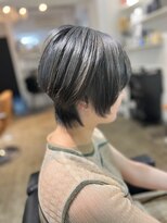 白髪ぼかしイメチェン大人可愛いダークアッシュハンサムショート