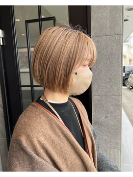 メゾン アヴァロ(Maison Avallo) ベージュカラーのワンレングスボブ