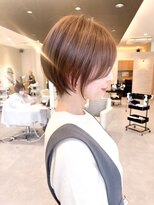 シシ 大宮(She 2.) 耳掛けショートボブ/襟足束感ショート/アッシュベージュ