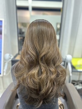 レイヤーカット×ヘーゼルベージュ