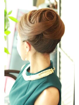 アティーボ(ATTIVO) 綺麗な外人セレブ風パーティーセットスタイル