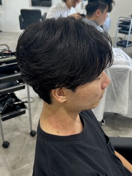 ヒュイル バイ ニアウ(Hwyl by Niau) メンズカットセンターパートニュアンスパーマ刈り上げナチュラル