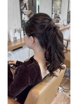 ヴィサージュクルー(VISAGE crew)&nbsp;お呼ばれヘアにもおすすめ！ボリュームたっぷり華やかポニー