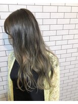 スリー(THREE)&nbsp;グレージュ×グラデーションデザイン