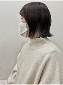 ボワイトベージュ×暗めカラーのぱっつんボブ