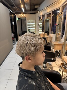 アイズ 海老名(AIZU) ツイストスパイラルパーマ　ブロンドミルクティーベージュ