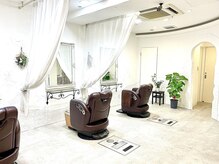 ウィロー(WILLOW)の雰囲気（ホワイト基調の清潔感のある店内で全席半個室なのが嬉しい[京橋]）