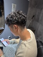 《*スペインカール*》外国人のような癖毛風な質感に仕上げる、男らしいパーマデザイン