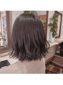 切りっぱなしボブをふわふわにしたグレージュ
