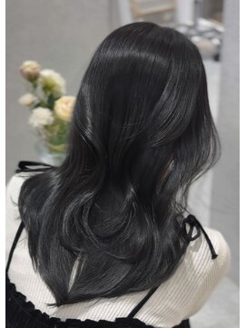 オリーブグレージュで透け感をプラス！重くない暗髪に/suzuka